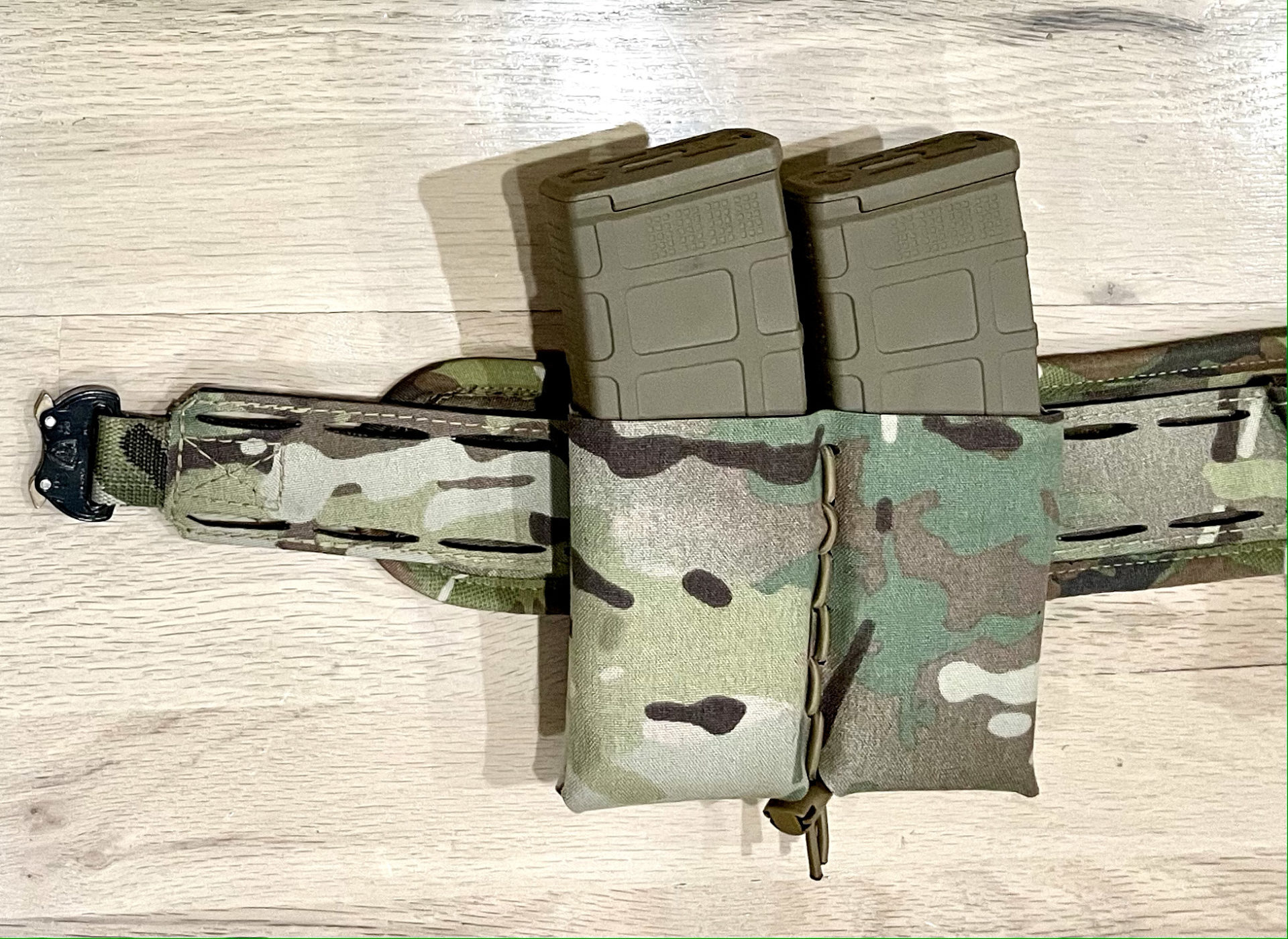 Lite weight low profile rifle mag pouch