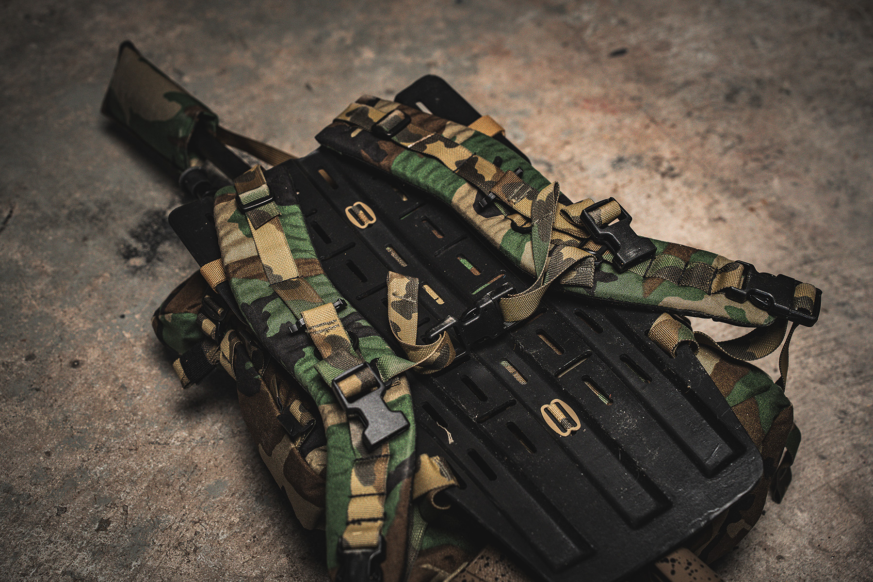 Spine frame rifle carrier Spine frame rifle carrier